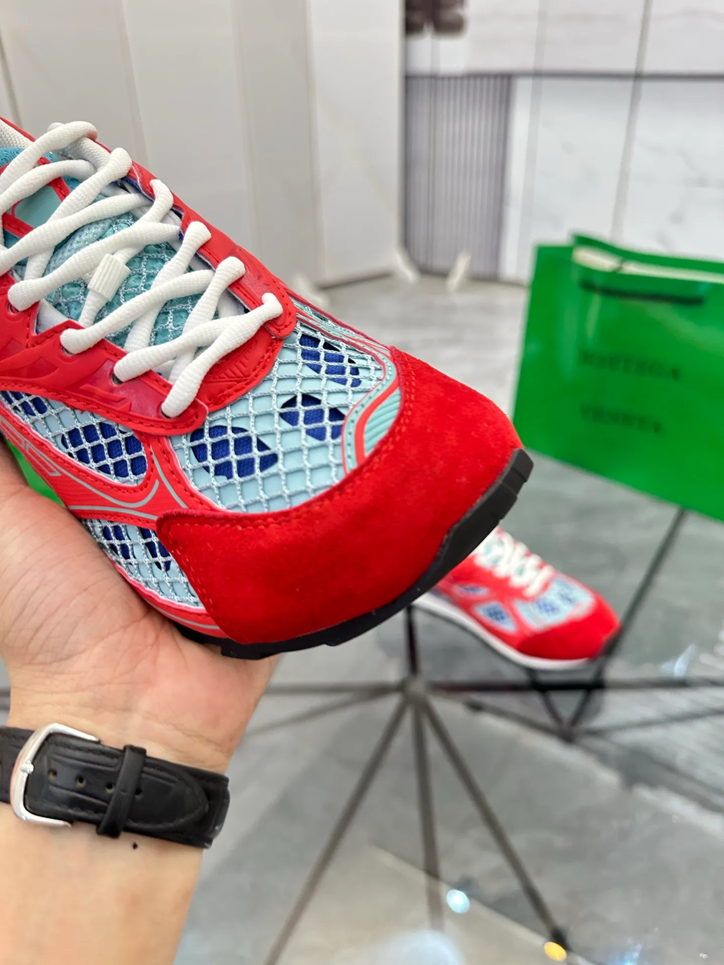 Factory men's shoes 💰: 620💰 (top version) BV Orbit sneakers Wang Yibo's same style couple's dad shoes Runner sneakers, made of lightweight technical mesh fabric. Matched with geometric pattern designed rubber outsole Wang Zha series high version Look for the package craftsmanship The actual height is much higher, but the legs are still slim. Very nice and playable and durable Matching to the standard 💯 Package shoe technology Look for the high version The outsole is made of color-blocked TPU outsole Women's model 35 36 37 38 39 40 41 (40 41 customized) Men's model 38 39 40 41 42 43 44 45. (Customized size 38 45.46) No. H345